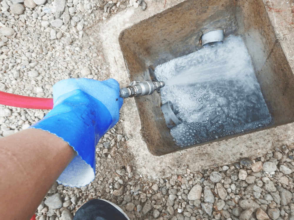 雑排水マス・配水管高圧洗浄作業の様子